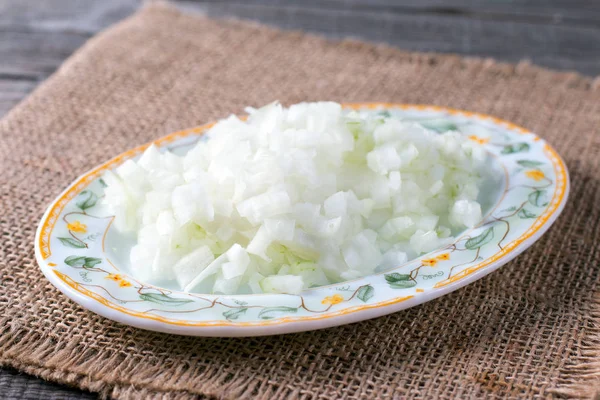 Cebolas Picadas Uma Chapa Uma Mesa Madeira — Fotografia de Stock