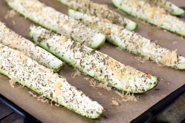 Kabak dilimleri ile rendelenmiş peynir pişirme kağıdı üzerinde pişirmeye hazır yakın çekim