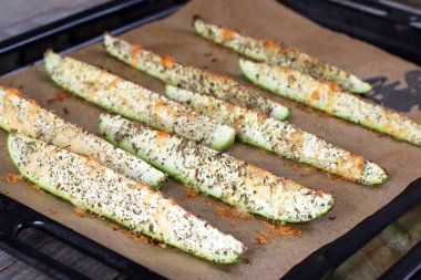 Kabak dilimleri ile rendelenmiş peynir pişirme kağıdı üzerinde pişirmeye hazır yakın çekim