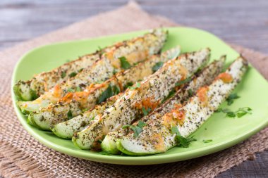 Bir tabloda bir tabakta peynirli Fırında kabak