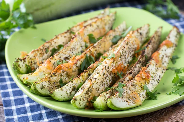 Bir tabloda bir tabakta peynirli Fırında kabak