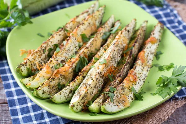 Bir tabloda bir tabakta peynirli Fırında kabak