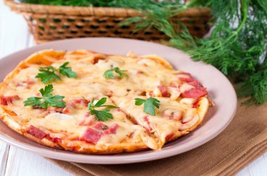 Peynir ve maydanoz ahşap masa üzerinde lezzetli pizza