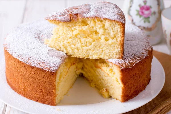 Gâteau Éponge Fait Maison Sur Une Table Bois Blanc — Photo