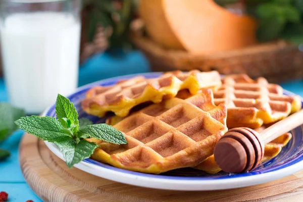 Gofres Picantes Calabaza Para Desayuno Una Mesa Madera Azul — Foto de Stock