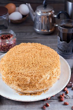 Beyaz tabakta Medovik pasta tatlım. Katmanlı tatlım pasta