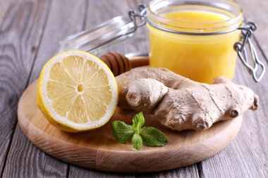 Limon, bal, zencefil ve bir ahşap zemin üzerine nane