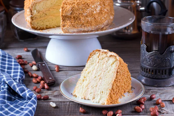 Sockerkaka Med Grädde Och Nötter Ett Träbord — Stockfoto