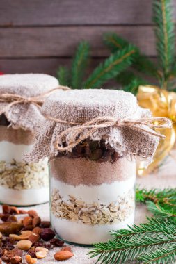Ev yapımı çikolata parçalı kurabiye karışımı Noel tatil hediye, seçici odak için cam kavanozda