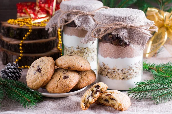 Chokolade Chips Cookies Med Gave Cookie Mix Krukke Selektiv Fokus - Stock-foto