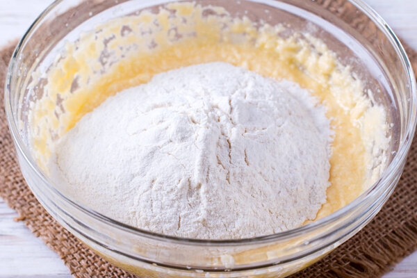 Мука в миске с тестом. Готовый пирог
