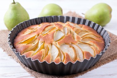 Taze armut pasta beyaz bir tabloda, Delicious sonbahar meyve Tart
