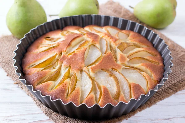 Свежий грушевый пирог, вкусный осенний фруктовый пирог — стоковое фото