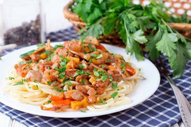 Vejetaryen mercimek bolognese hafif bir arka plan üzerinde spagetti. Lezzetli sağlıklı vejetaryen yemek