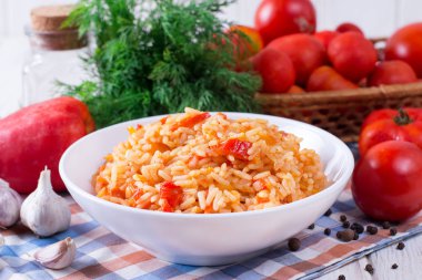 Meksika pirinç - pişmiş pirinç beyaz bir kase domates soslu