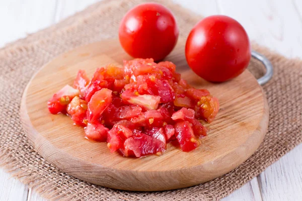 Tranches Tomate Rouge Sur Planche Découper Sur Fond Bois Blanc — Photo