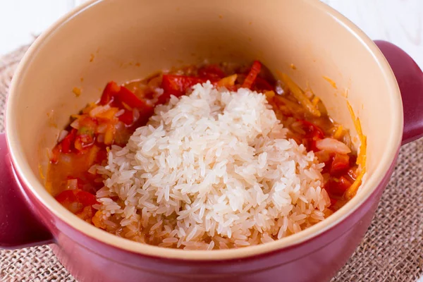Ακατέργαστο Ρύζι Λαχανικά Ένα Τηγάνι Φόντο Ξύλινη — Φωτογραφία Αρχείου