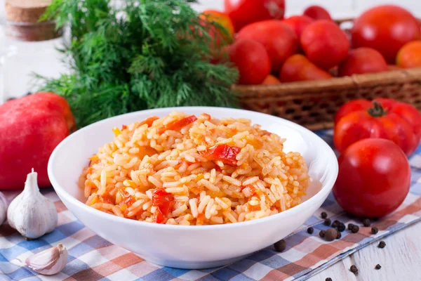 Spanska Brunt Ris Med Tomater Vit Trä Bakgrund — Stockfoto