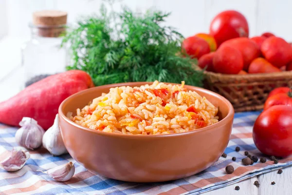 Arroz Castanho Espanhol Com Tomates Sobre Fundo Madeira Branca — Fotografia de Stock