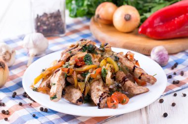Tavuk, tatlı biber ve Çin sebze Fry stir