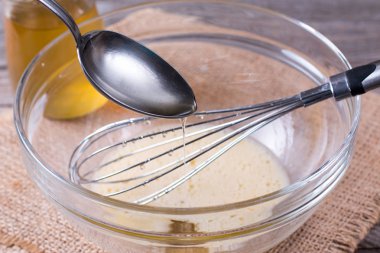 Masanın üzerine bal ile bir hamur hazırlanması