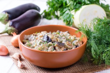 Ekşi krema ahşap bir masa üzerinde sebze güveç