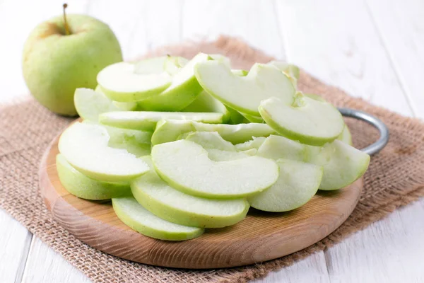 Gesneden Appels Een Snijplank — Stockfoto