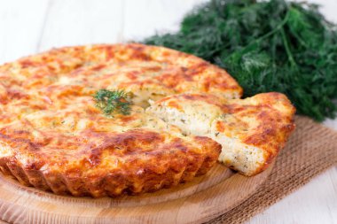 Ahşap oyun tahtası peynirli pasta yakın çekim