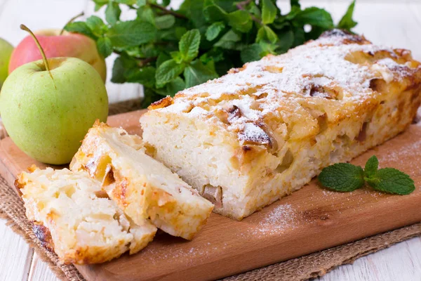 Cazuela Dulce Arroz Con Manzanas Una Tabla Madera — Foto de Stock