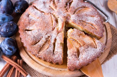 Erik ve elma, taze meyve ile pasta ile lezzetli pasta