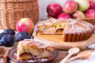 Elma ve Erik ülke tarzı ahşap arka plan üzerinde ile ev yapımı pasta