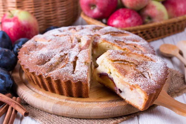 Delicious Cake Plums Apples Cake Fresh Fruits — Stock Photo, Image