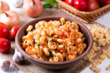 Masada bir tabakta domates soslu makarna yakın çekim