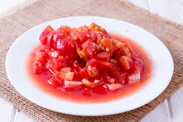Gesneden tomaten met een witte kom — Stockfoto