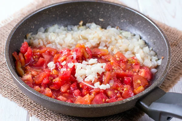 Oignon haché et tomates dans une poêle — Photo