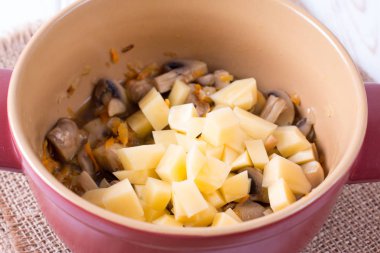 Patates sebze tavada ekleyin. Hazırlık