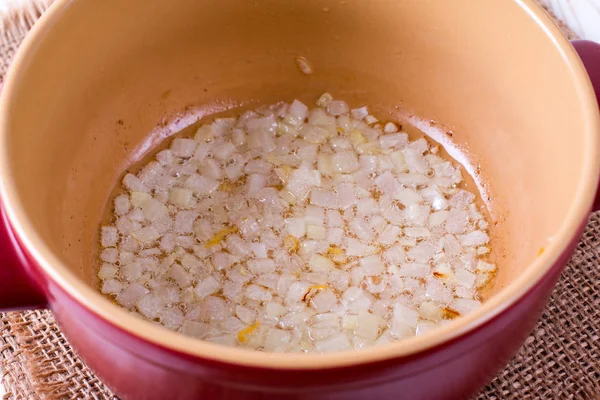 Preparação Cebolas Fritas Uma Panela Fundo Madeira Branco — Fotografia de Stock