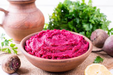 Pancar humus. Ahşap arka plan üzerinde sağlıklı vejetaryen meze