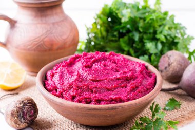 Pancar humus. Ahşap arka plan üzerinde sağlıklı vejetaryen meze