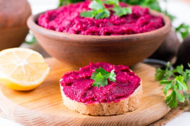 Kavrulmuş Pancar humus ile tost bir seramik kase