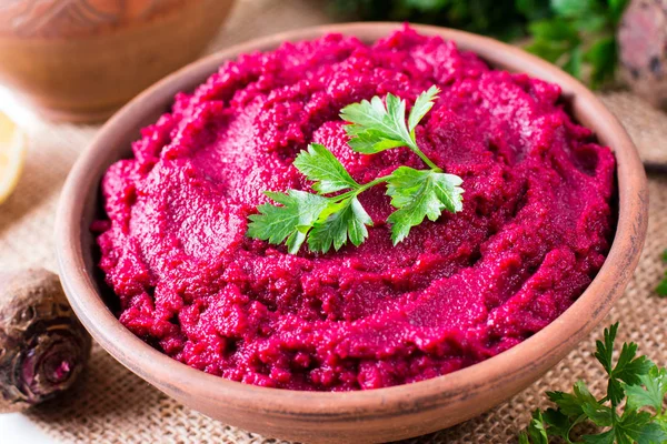 Pancar humus. Ahşap arka plan üzerinde sağlıklı vejetaryen meze