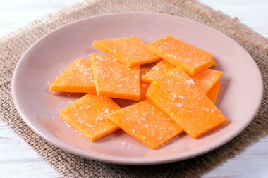 Kabak tuz ile bir tabağa dilimlenmiş, gıda yakın çekim