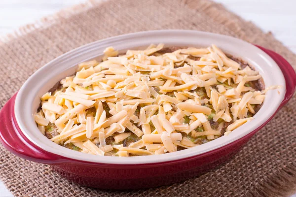 Cazuela Con Queso Calabacín Sobre Una Mesa Madera —  Fotos de Stock