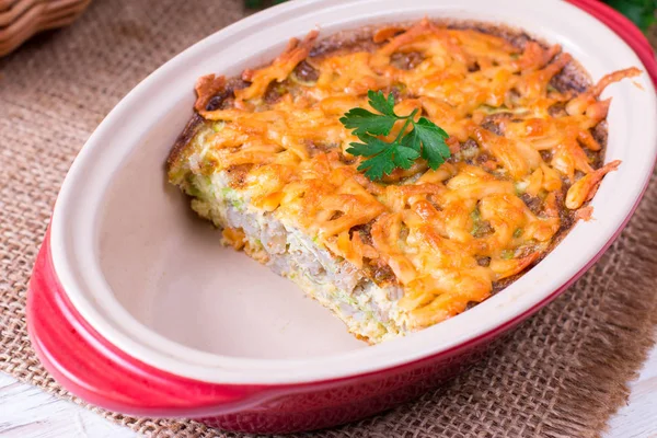 Cazuela Con Queso Calabacín Sobre Una Mesa Madera — Foto de Stock