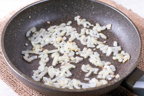 Cebola Frita Óleo Uma Panela Ato Fritar Foto Estúdio — Fotografia de Stock