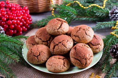 Bir plaka üzerinde çatlaklar ile ev yapımı Noel çikolata tatlılar