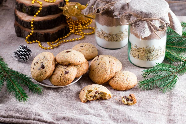 Ciasteczka z kawałkami czekolady mieszać w słoik — Zdjęcie stockowe
