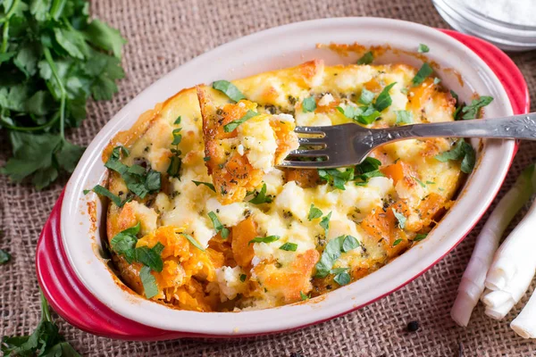 Cazuela Horno Con Una Calabaza Queso Sobre Fondo Madera —  Fotos de Stock