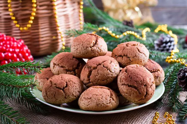 Hausgemachte Weihnachtsschokoladenkekse Mit Rissen Auf Einem Teller — Stockfoto
