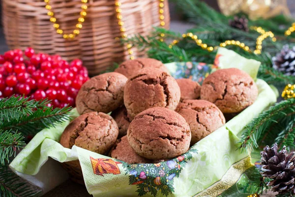 Σπιτικά Μπισκότα Χριστουγέννων Σοκολάτας Ρωγμές Ένα Πιάτο — Φωτογραφία Αρχείου